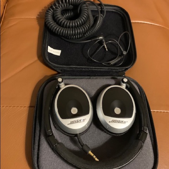 Bose On Ear Headphones - Picture 4 of 4